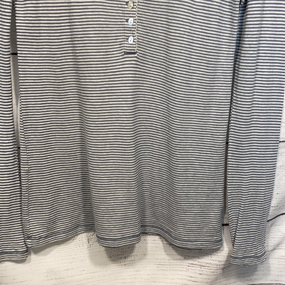 gray white long henley sleeve shirt top Gap Body M - Picture 5 of 8